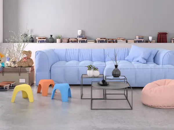 Stue med lyseblå sofa, salongbord, krakker og puffer i ulike farger.