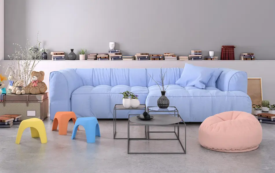 Stue med lyseblå sofa, salongbord, krakker og puffer i ulike farger.