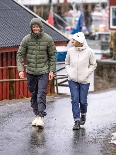 To som går tur i en gate