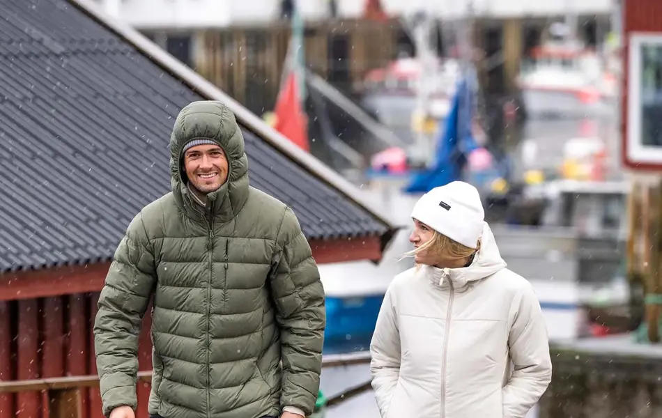 To som går tur i en gate