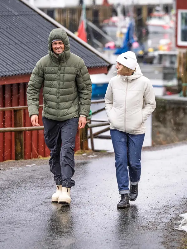 To som går tur i en gate