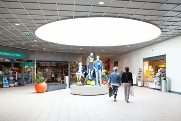 To damer gående i fellesareal på AMFI Voss