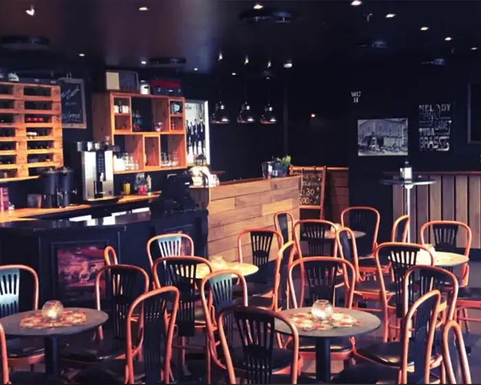 bord og stoler foran disk 