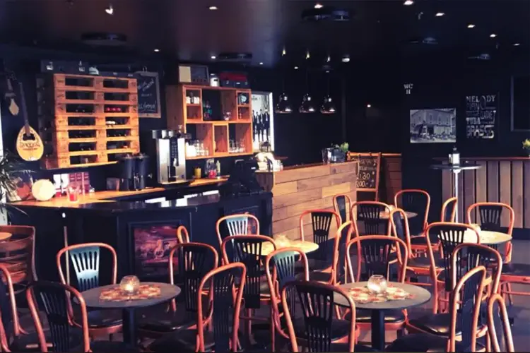 bord og stoler foran disk 