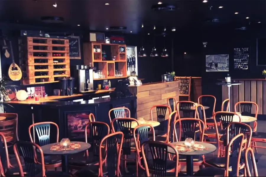 bord og stoler foran disk 