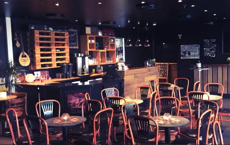 bord og stoler foran disk 