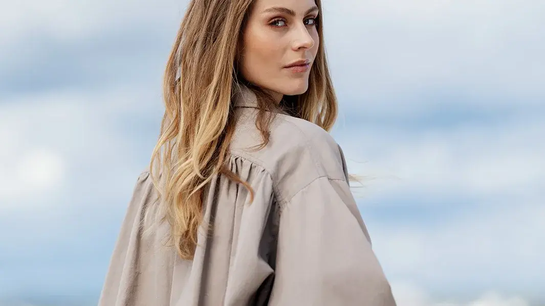 Ung dame gråbeige jakke