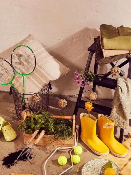 Hageartikler, kurv, beige pute, hoppetau med mer