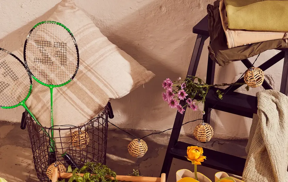 Hageartikler, kurv, beige pute, hoppetau med mer