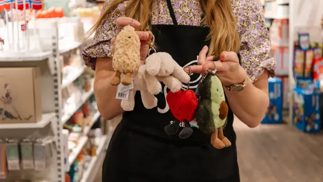 dame holder skolesaker