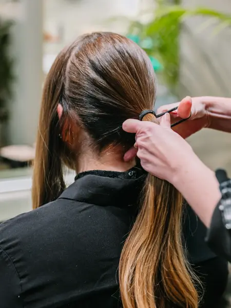 Dame med hår stylet og spenner i håret