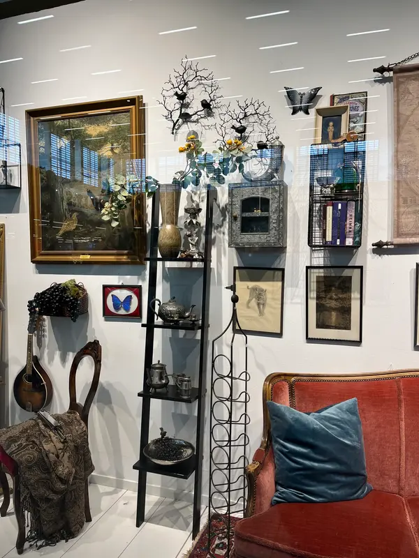 Stadsmissionens second hand skyltfönster med second hand prylar