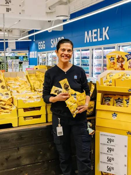 Person med påskegodteri