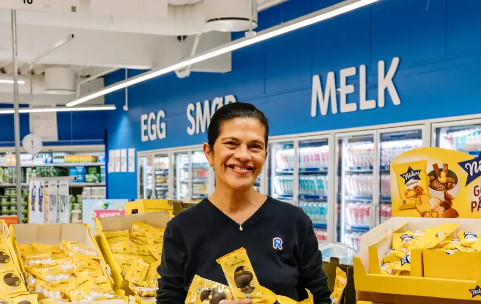 Person med påskegodteri