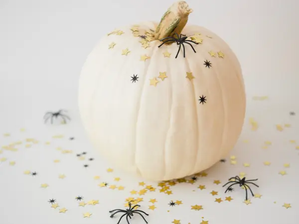 Et gresskar som er malt hvitt, med pynt rundt seg