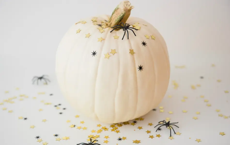 Et gresskar som er malt hvitt, med pynt rundt seg