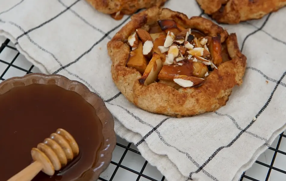 Tre ferdigstekte eplekaker på et kjøkkenhåndkle