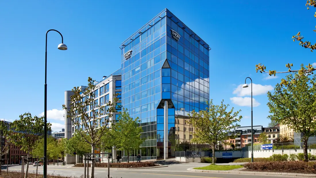 Fasaden på Thon Hotel Vika Atrium i Oslo, sett fra Munkedamsveien på sommeren