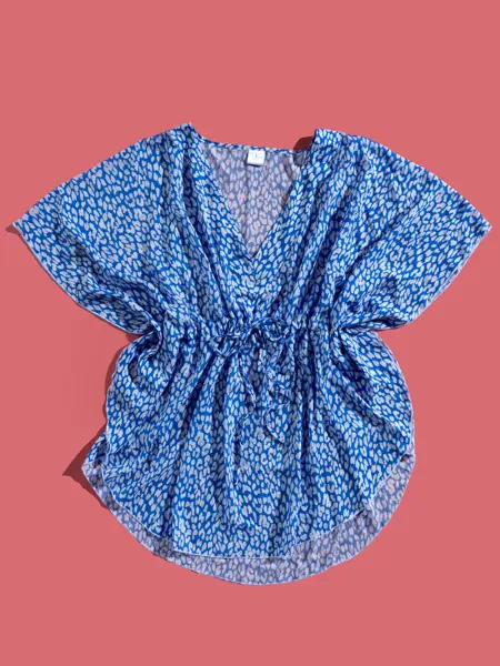 Blå og mønstret tunika på rosa bakgrunn