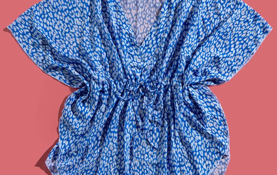 Blå og mønstret tunika på rosa bakgrunn