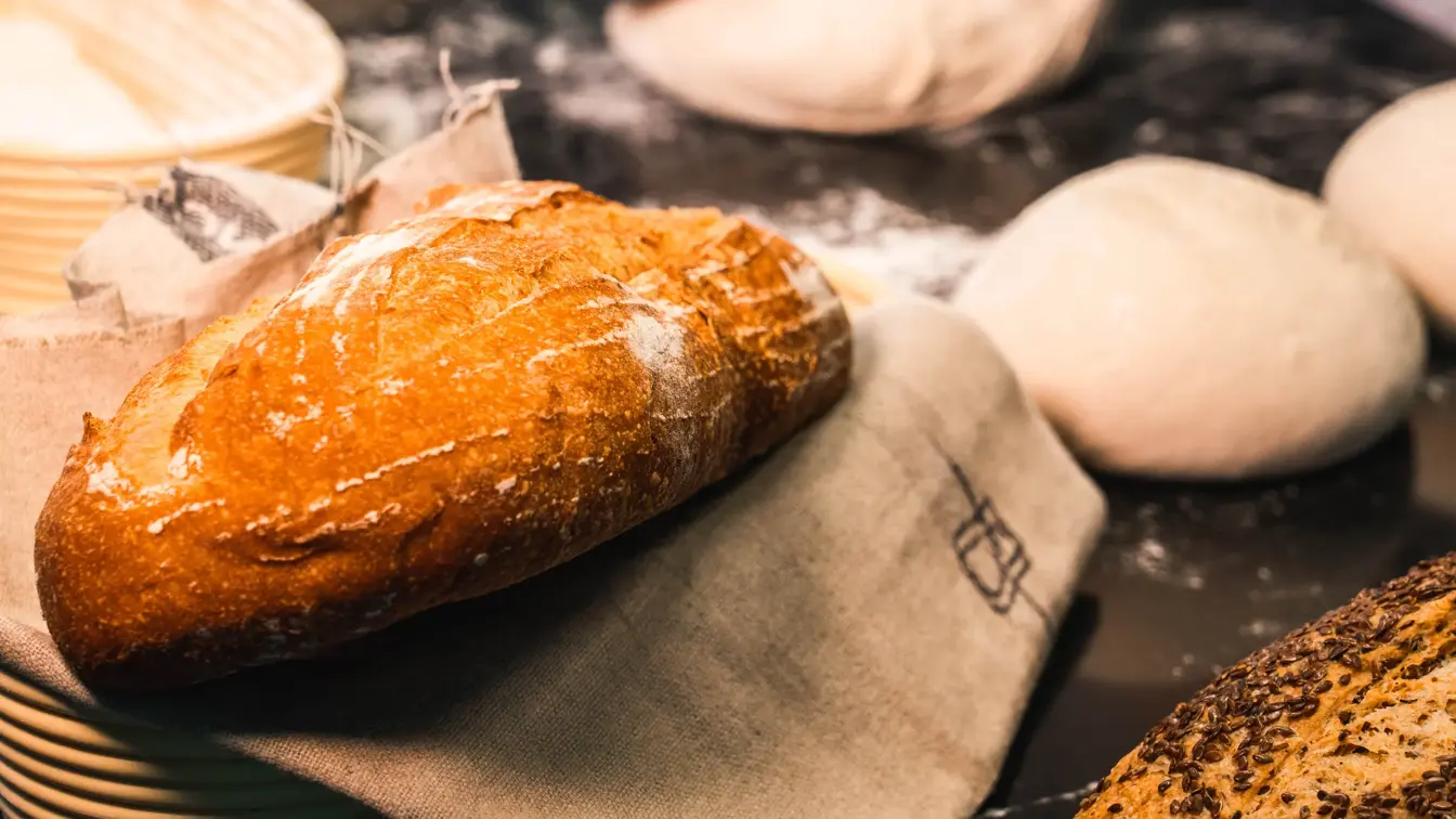 Nystekt brød, baker knar i brøddeig