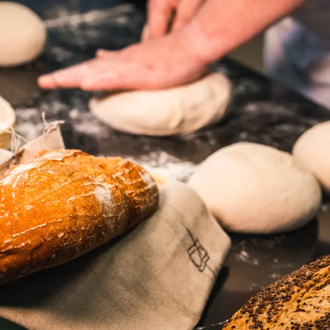 Nystekt brød, baker knar i brøddeig