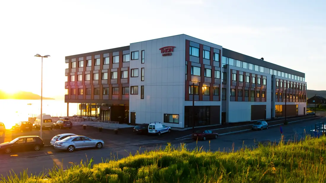 Fasade av Thon Hotel Kirkenes i soloppgang som ligger på kaia i Kirkenes sentrum 