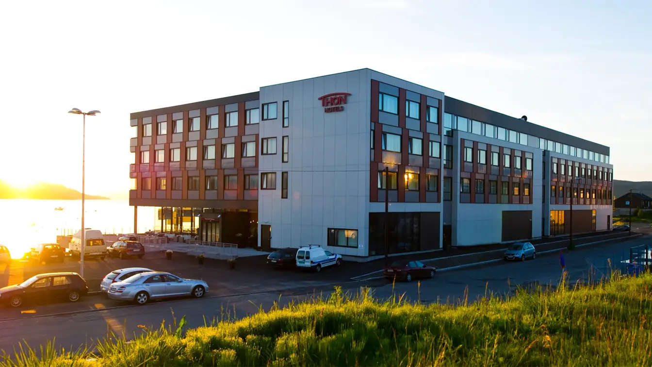 Fasade av Thon Hotel Kirkenes i soloppgang som ligger på kaia i Kirkenes sentrum 
