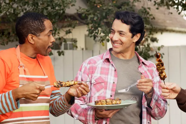 menn som griller grillmat