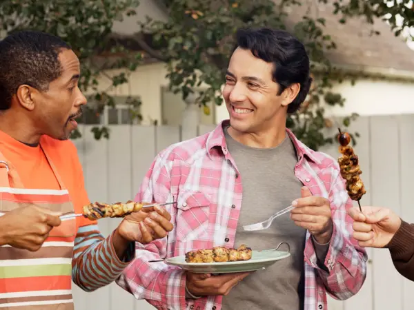 menn som griller grillmat