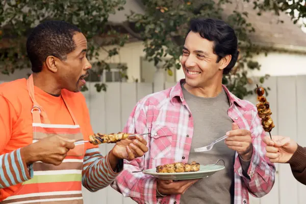 menn som griller grillmat