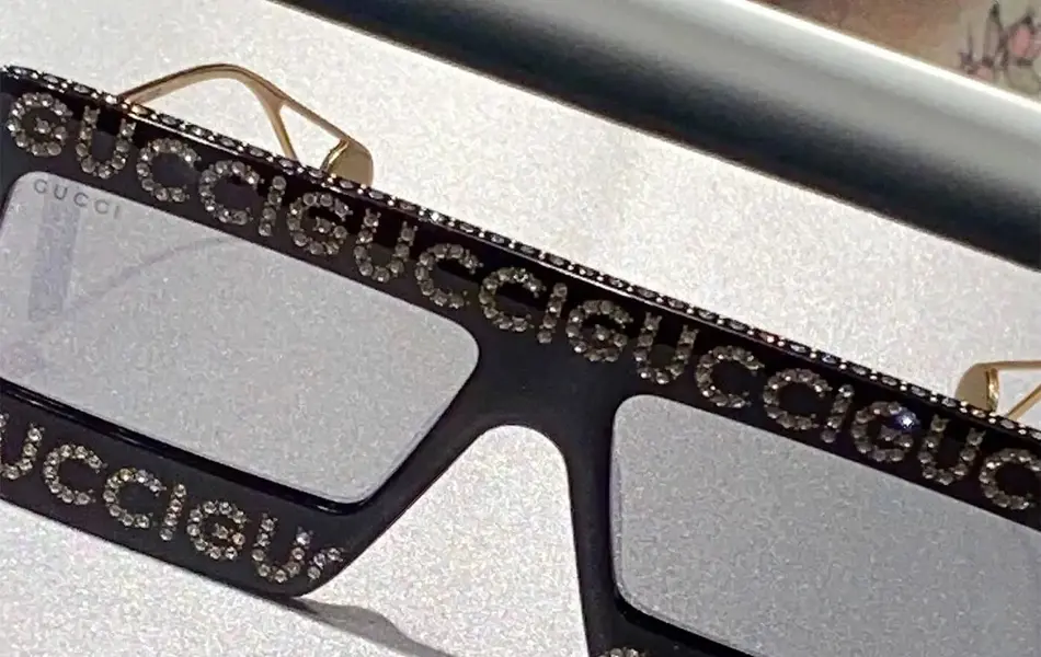 Nærbilde av Gucci solbriller