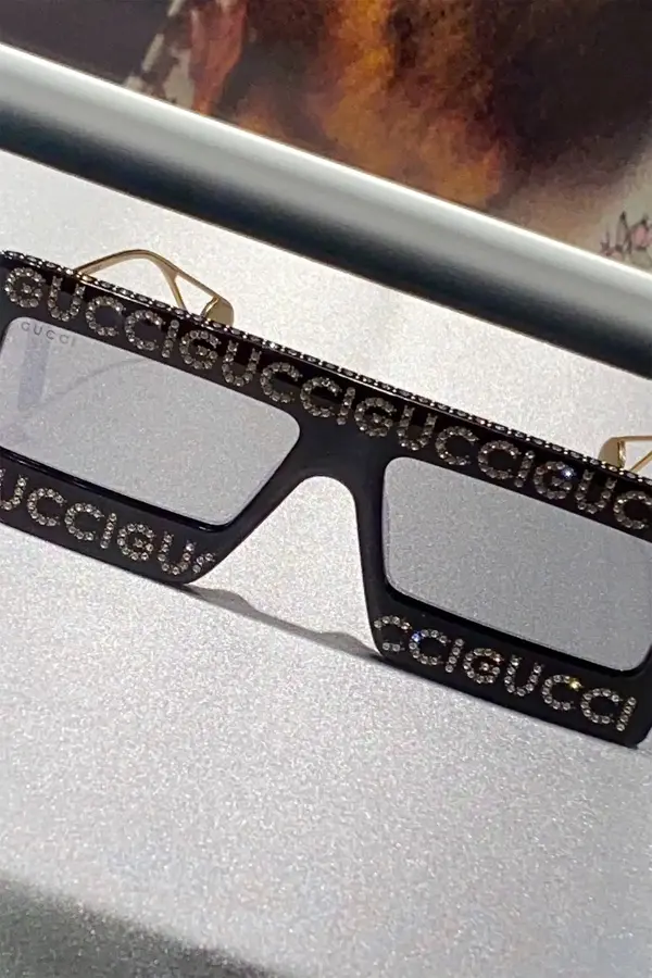 Nærbilde av Gucci solbriller
