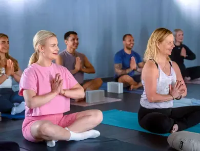 Personer som utfører yoga