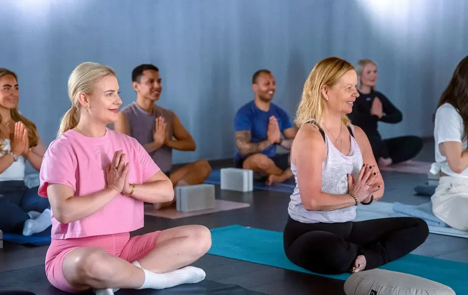 Personer som utfører yoga