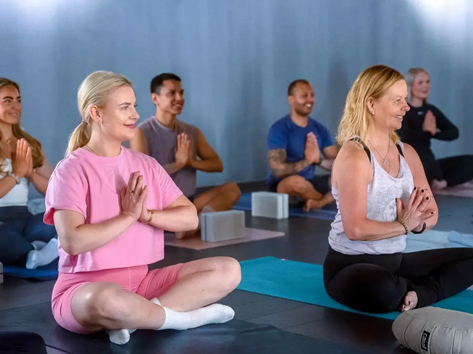 Personer som utfører yoga