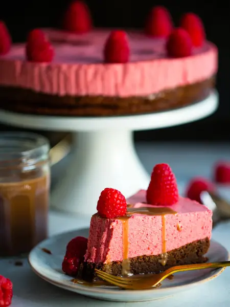 mat kake med bringebærmousse og brownies