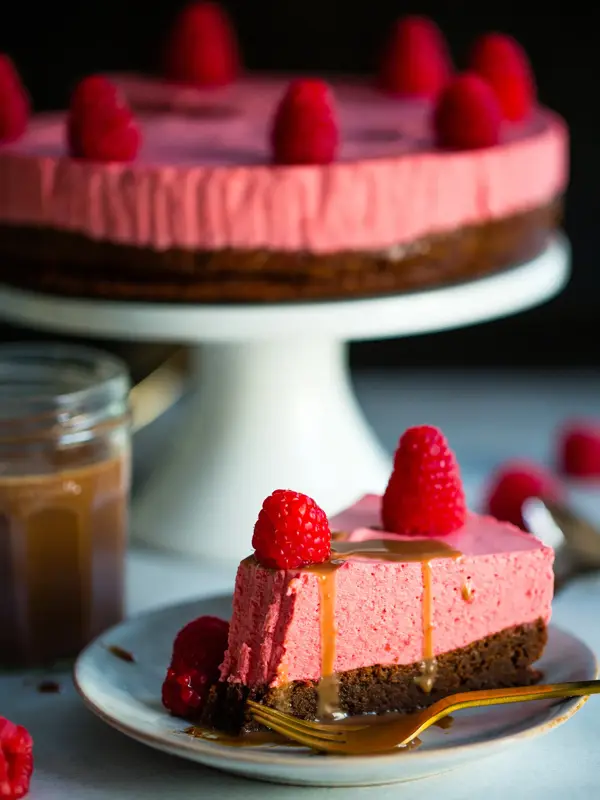 mat kake med bringebærmousse og brownies