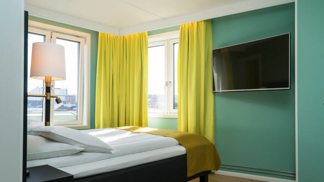 Dobbeltseng og TV i business rom på Thon Hotel Nidaros