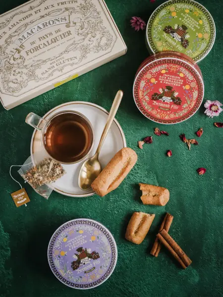 Kopp med te og småkaker rundt