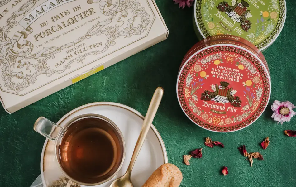 Kopp med te og småkaker rundt