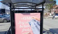 Reklameplakat for Sandvika Storsenter på busskur med teksten "OMG! Jeg slapp å betale frakt!"