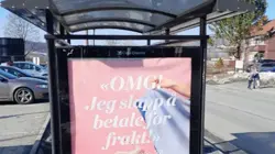 Reklameplakat for Sandvika Storsenter på busskur med teksten "OMG! Jeg slapp å betale frakt!"
