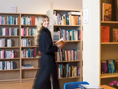 Biblioteket-dame-leser