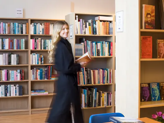 Biblioteket-dame-leser
