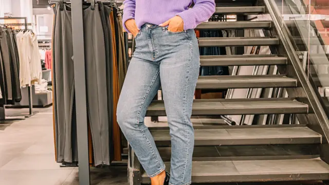 Lyseblå jeans på dame