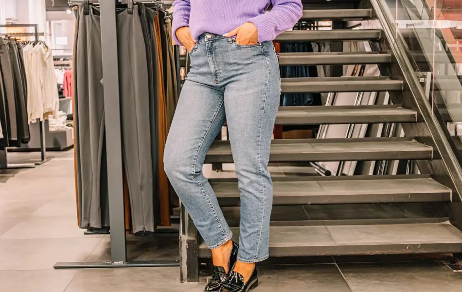 Lyseblå jeans på dame