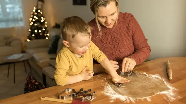 Mor og sønn baker pepperkaker 