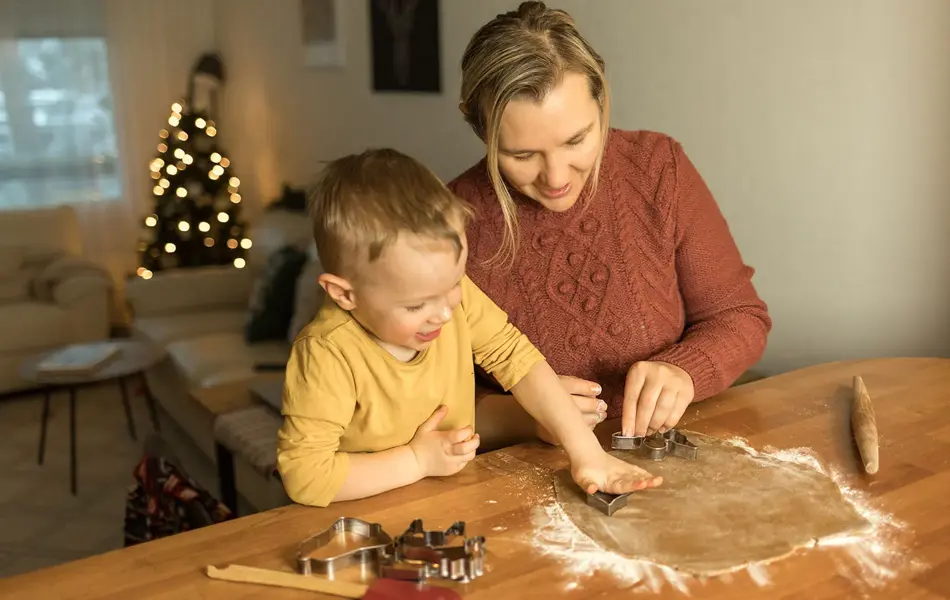 Mor og sønn baker pepperkaker 