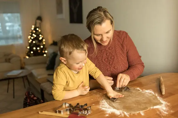 Mor og sønn baker pepperkaker 